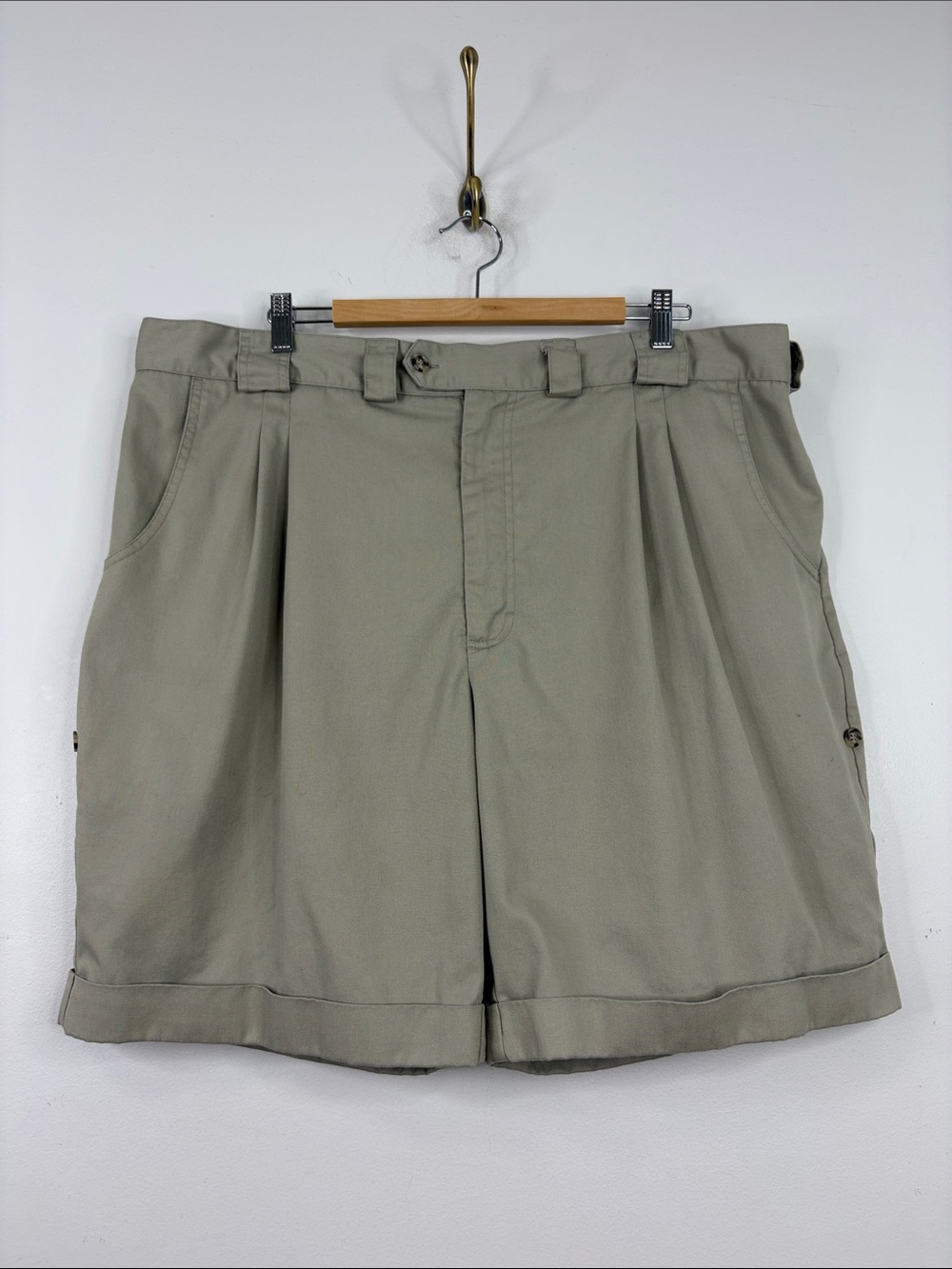 Vintage Tilley Endurables Shorts Mens 42 43 Beige Pleat Roll Tab Made in Canada